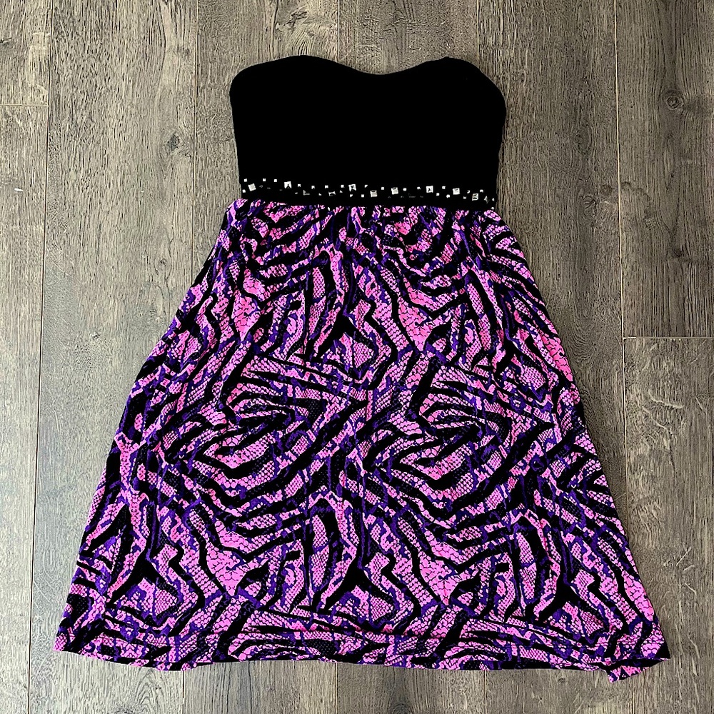 Adorable & FUN animal print strapless dress! Size Small!